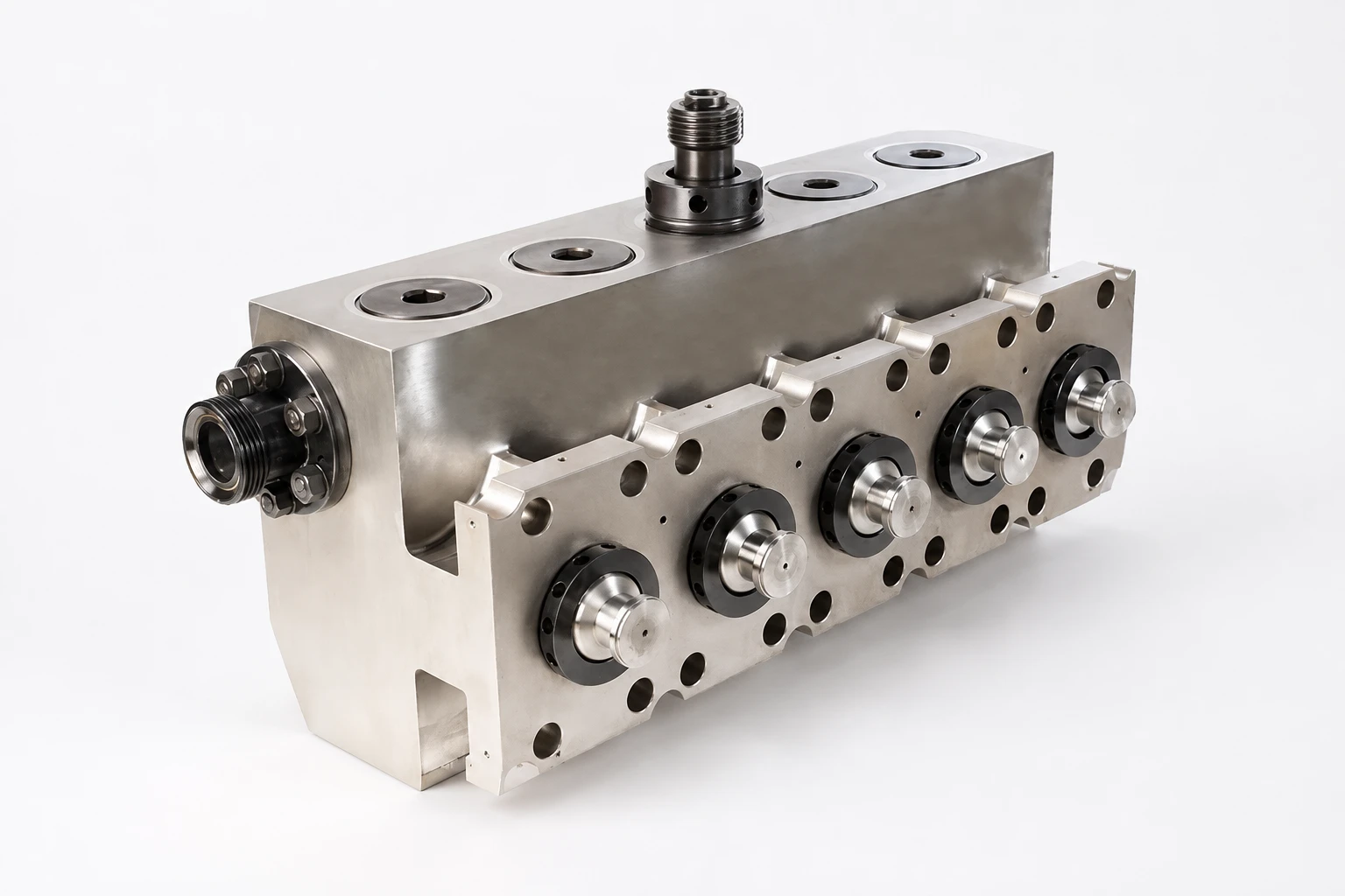 Metallic fluid end assembly and connection details