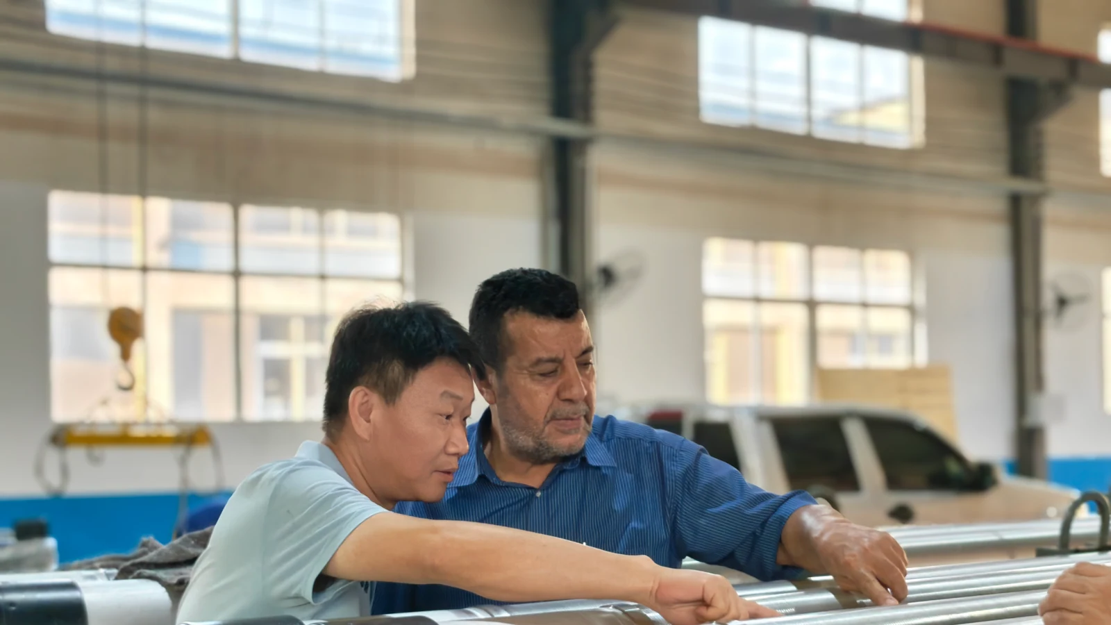 International customer inspecting finished stainless steel wire-wrapped screens at the OFD factory