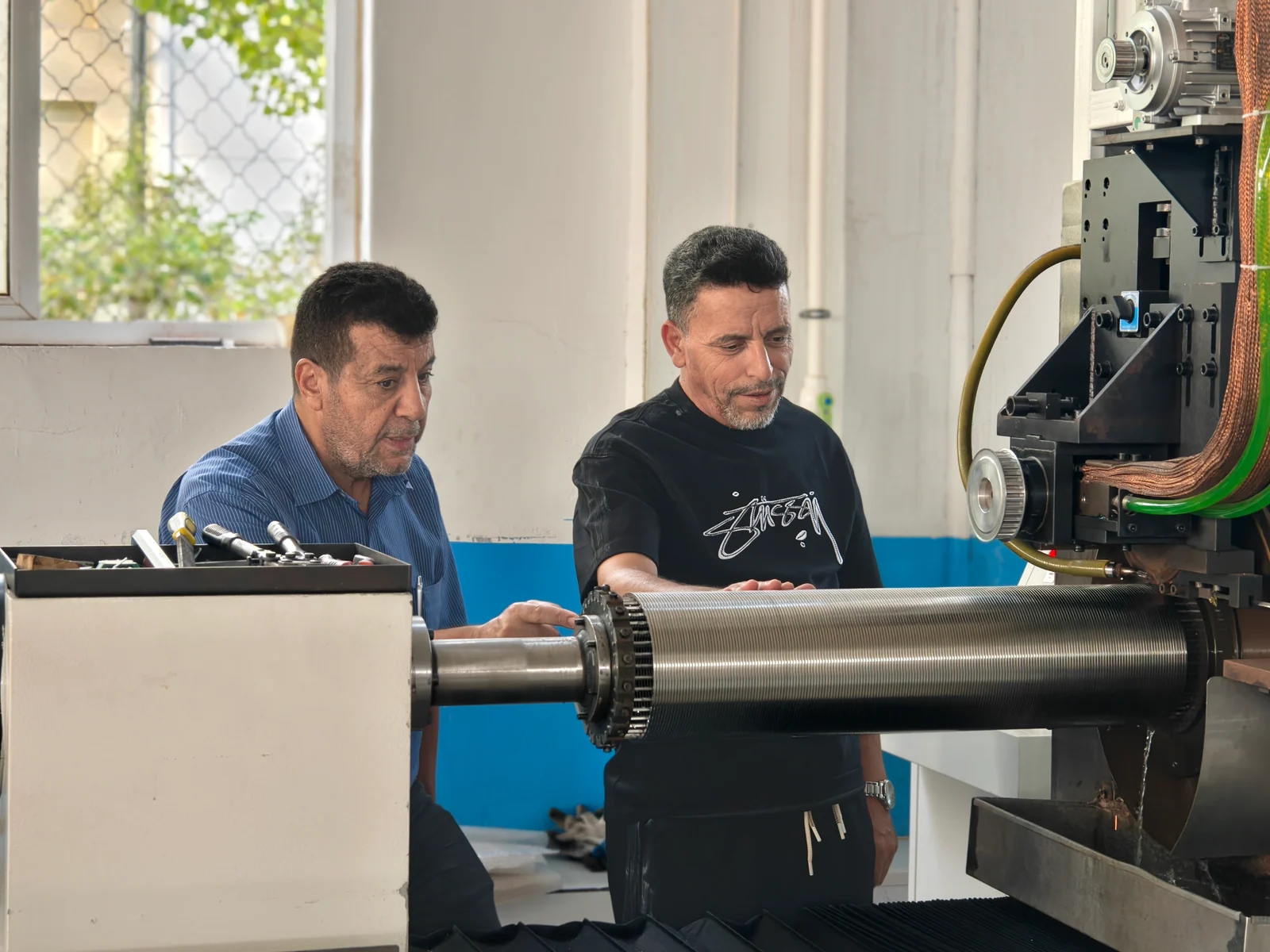 International customers inspecting the wire wrapping and welding process